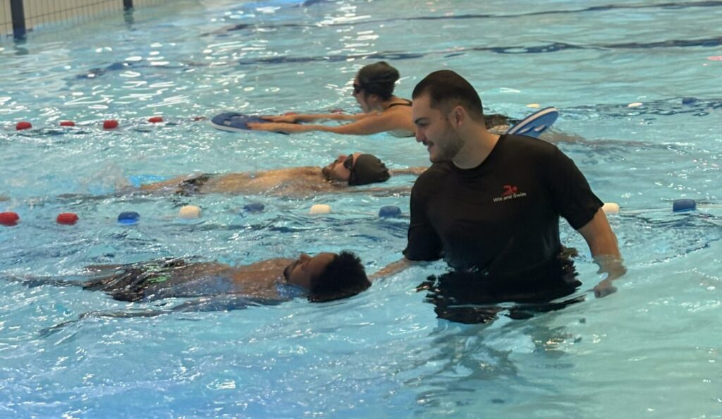Amsterdam-Noord 2 Coach David assisting an adult swimmer with a relaxed back float to build water confidence